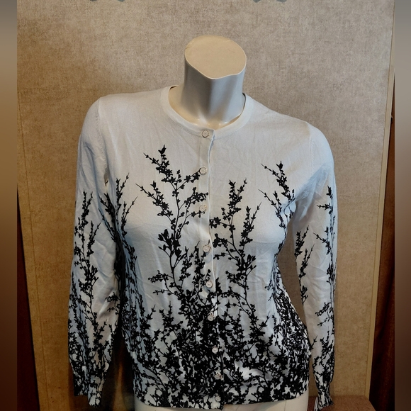 Melrose Chic New York Women's Size XL Floral Black and White Sweater . - Picture 1 of 10